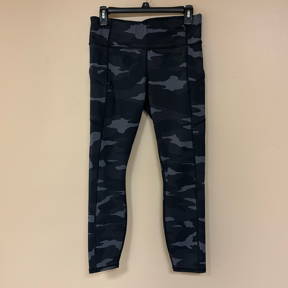Athleta 7/8 tight, size M, black camouflage